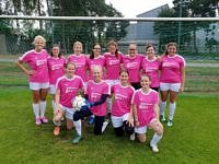 Frauenfußballmannschaft mit pinken Trikots und weißen Shorts.