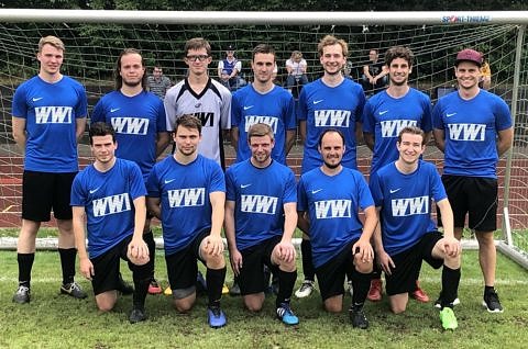 Die Fußballmannschaft des Lehrstuhls WW1 mit blauen Trikots vor einem Tor.