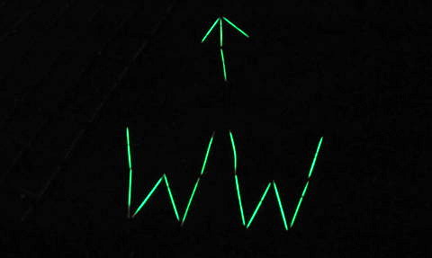 Die Buchstaben WW sowie ein nach oben zeigender Pfeil in neongrün vor einem schwarzen Hintergrund