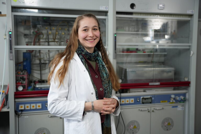 Nanotechnologie-Alumna und Start-Up-Gründerin Katja Wadlinger bei Video FAU Alumni #MyStory