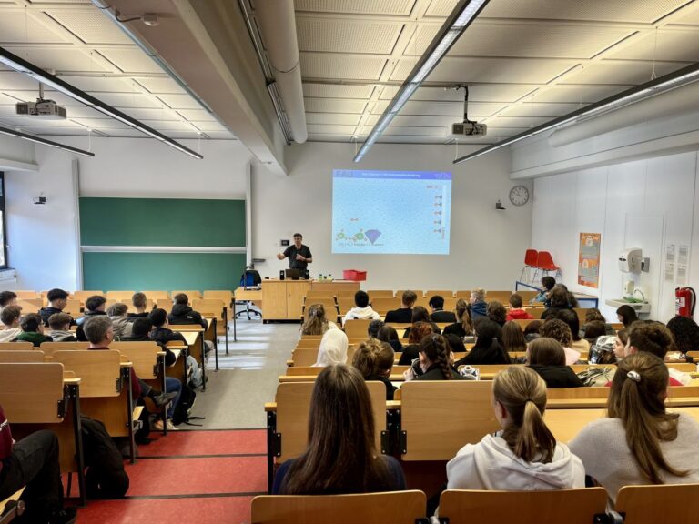 ASG Erlangen zu Besuch: 110 Jugendliche entdecken Werkstoffwissenschaften an der FAU